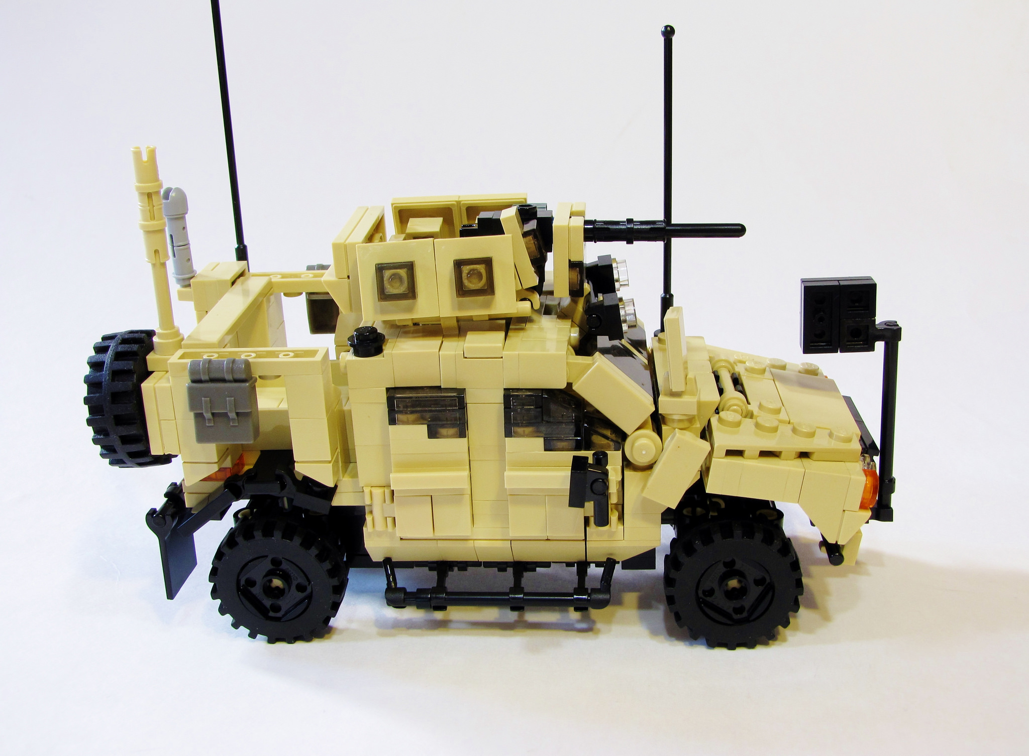 Lego-Oshkosh-M-ATV-3