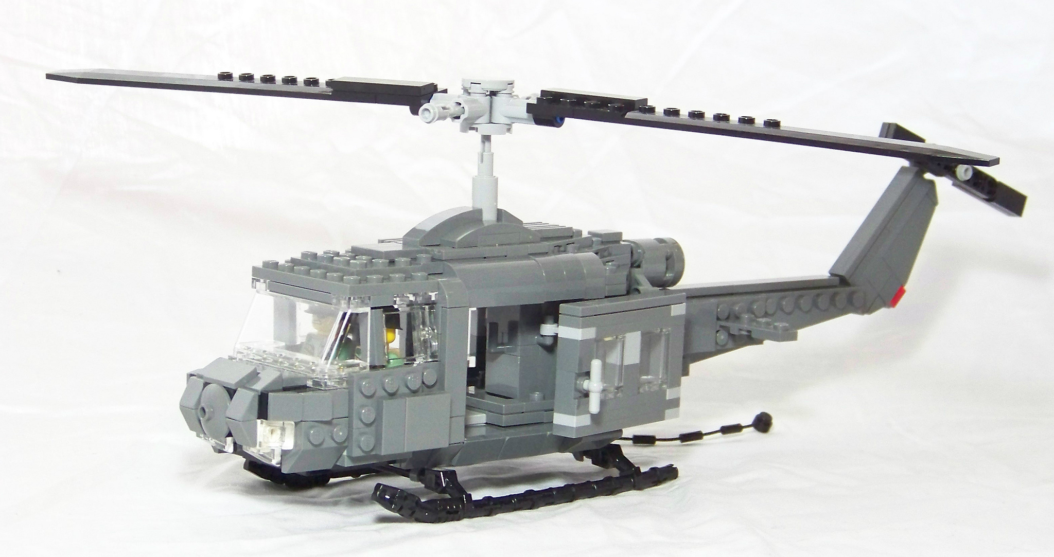 Lego-helicoptere-us-vietnam-war-UH-1B-HUEY